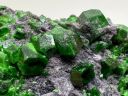 Уваровит на хромите с хромамезитом. Кабинетный образец Фото 2